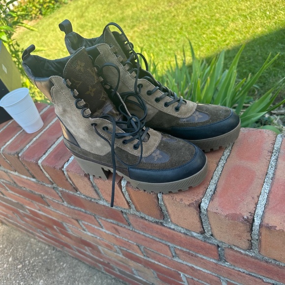 LOUIS VUITTON BIKER BOOTS - Picture 3 of 3